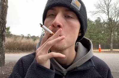 Лечение зависимости от табакокурения в Тосно Мужчина с сигаретой делает затяжку